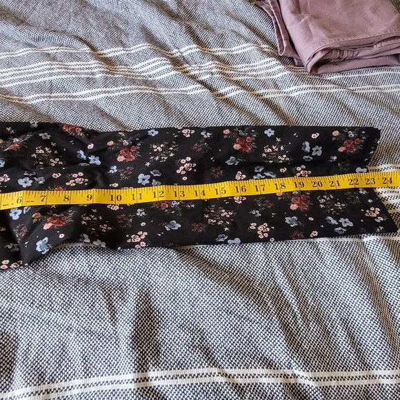 3/$25 Jules and Leopold floral skinny crops, size L - Picture 6 of 8